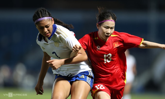 Trung vệ Lê Thị Diễm My (phải) tranh bóng trong trận Việt Nam thua Philippines 5-6 ở loạt luân lưu chung kết bóng đá nữ SEA Games 33, trên sân Chonburi, Thái Lan tối 17/12/2025. Ảnh: Đức Đồng