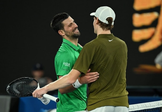 Djokovic (trái) động viên Sinner sau trận bán kết Australia Mở rộng, trên sân Rod Laver, Melbourne, Australia, tối 30/1. Ảnh: Reuters