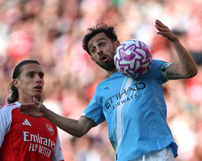 Bernardo Silva đỡ bóng trong trận Man City hòa Arsenal 1-1 ở Ngoại hạng Anh trên sân Emirates, London, Anh ngày 21/9/2025. Ảnh: Reuters