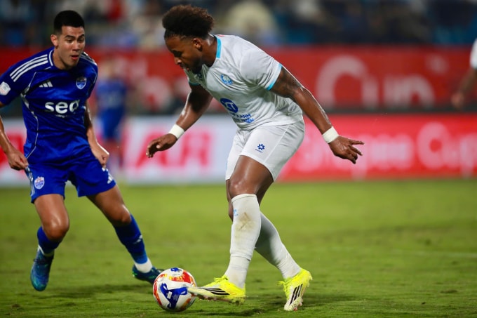 Xuân Son đi bóng trong trận Nam Định thắng Lion City 3-0 ở lượt 4 bảng B Cup CLB Đông Nam Á 2025-2026, tối 29/1, trên sân Thiên Trường, Ninh Bình. Ảnh: Lâm Đương