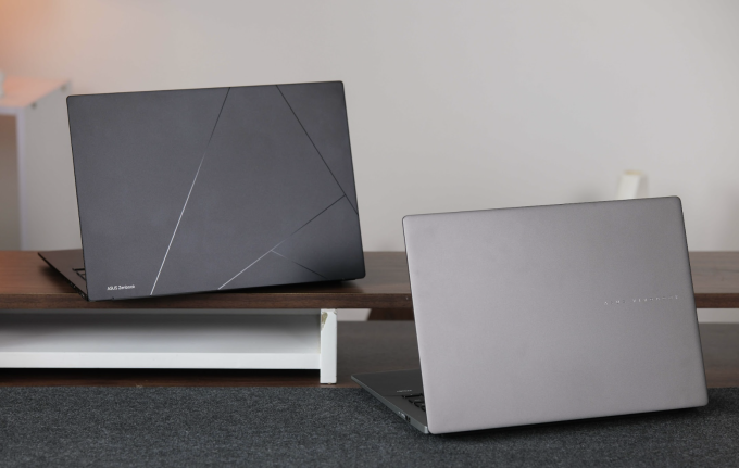 Hai mẫu laptop AI trang bị vi xử lý AMD Ryzen AI 400 series mới nhất. Ảnh: Tuấn Vũ