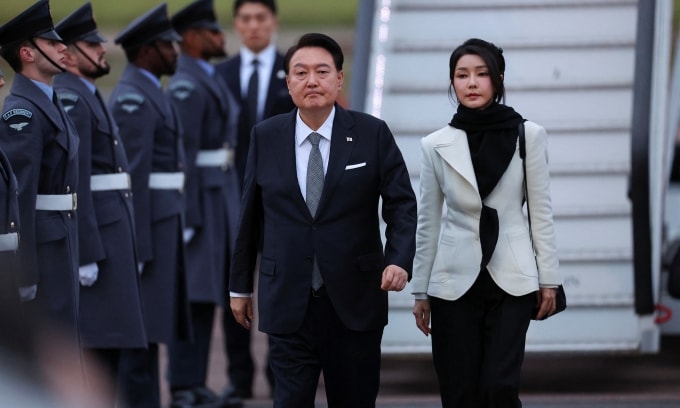 Cựu tổng thống Hàn Quốc Yoon Suk-yeol và vợ Kim Keon-hee tại Anh hồi tháng 11/2023. Ảnh: Reuters