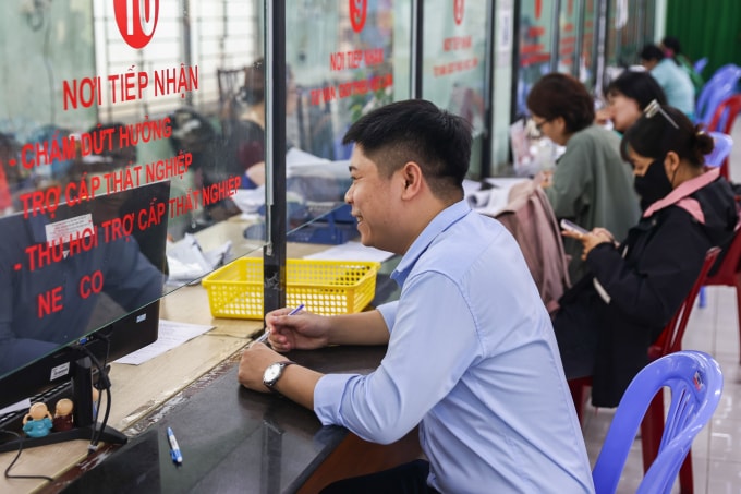Người lao động nộp hồ sơ, làm thủ tục hưởng trợ cấp thất nghiệp tại Trung tâm dịch vụ việc làm TP HCM, quận Bình Thạnh, tháng 6/2025. Ảnh: Quỳnh Trần