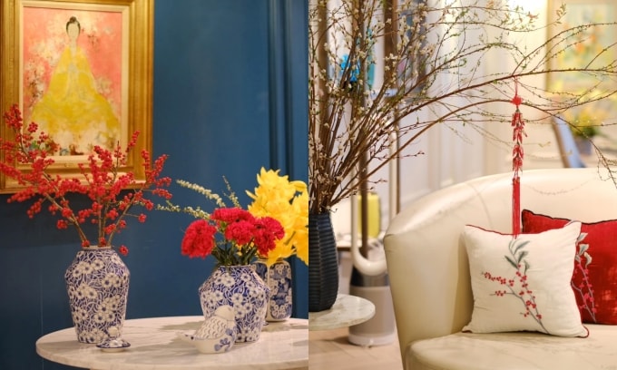 Hai gam màu không đặt tập trung tại một vị trí mà được chia nhỏ, đan xen với các bề mặt trung tính như tường, sofa, mặt bàn, giúp không gian ngày Tết ấm áp nhưng không nặng nề hay rối mắt. Ảnh: Hoàng Lan