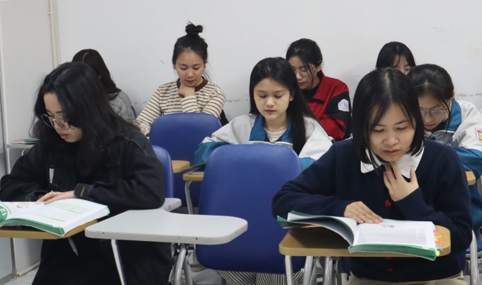 Nhiều lao động tham gia lớp học thêm tiếng Trung buổi tối sau khi rời công sở, nhà máy. Ảnh: Hương Hương