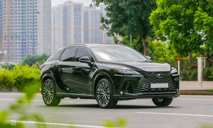 Mẫu Lexus RX350h Premium lăn bánh tại Hà Nội. Ảnh: Lương Dũng