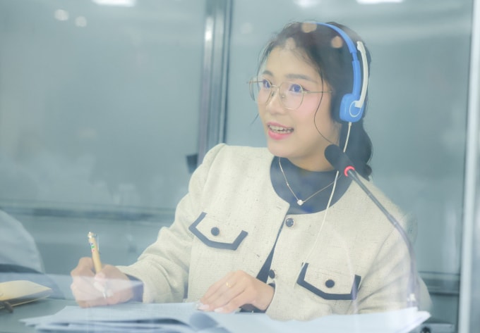 Thùy Dương làm phiên dịch trong một hội thảo dành cho doanh nghiệp FDI. Ảnh: Nguyễn Hải