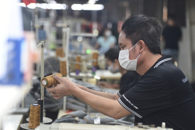 Công nhân may làm việc trong Công ty Việt Thắng Jean. Ảnh: Thanh Tùng