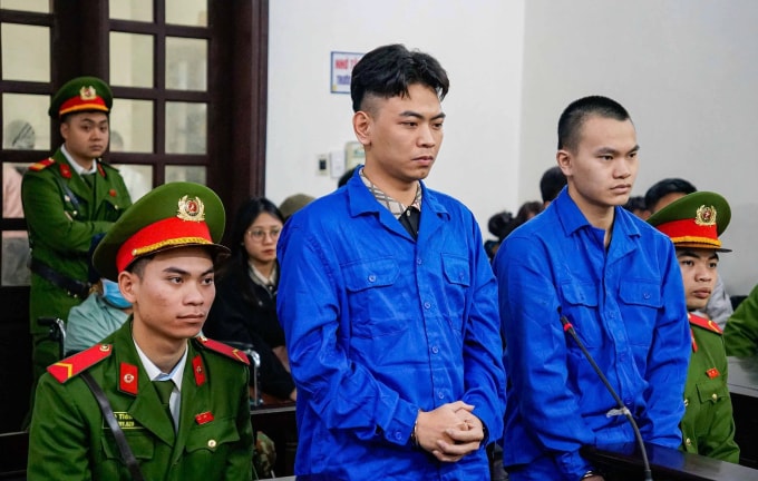 Bị cáo Thiên (trái) và Vũ tại tòa ngày 30/1. Ảnh:Danh Lam