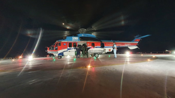 Công ty Trực thăng Miền Nam (Binh đoàn 18) bay cấp cứu bằng trực thăng EC225 đưa bệnh nhân nguy kịch từ đảo Trường Sa về đất liền điều trị. Ảnh: Hoàng Phong