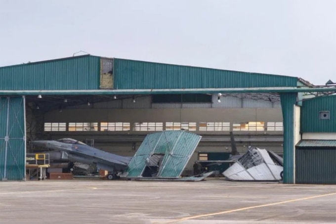 Mảnh vỡ đè tiêm kích F-16 trong nhà chứa máy bay ở căn cứ Monte Real, Bồ Đào Nha trong ảnh công bố ngày 29/1. Ảnh: X/Drecas_2000