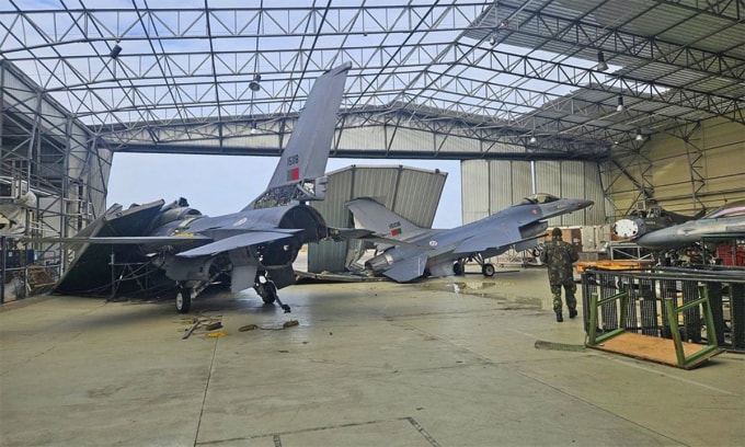 Mảnh vỡ đè tiêm kích F-16 trong nhà chứa máy bay ở căn cứ Monte Real, Bồ Đào Nha trong ảnh công bố ngày 29/1. Ảnh: X/Drecas_2000