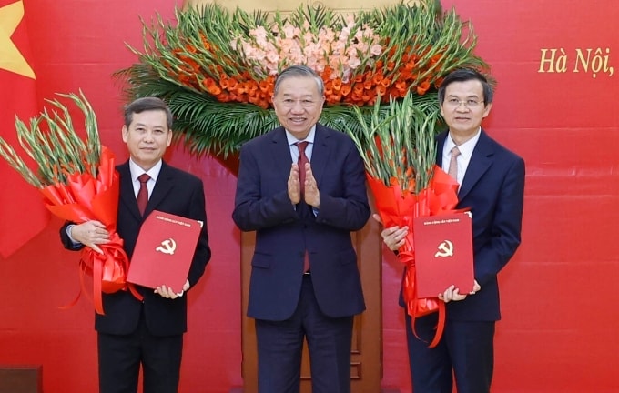 Tổng Bí thư Tô Lâm trao quyết định của Bộ Chính trị cho ông Lê Minh Trí (bên trái) và ông Đoàn Minh Huấn (bên phải), chiều 30/1. Ảnh: TTXVN