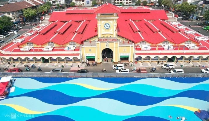 Khu vực trước chợ Bến Thành được sơn hình sóng nước kết hợp chỉnh trang mặt ngoài các công trình. Ảnh: Quỳnh Trần