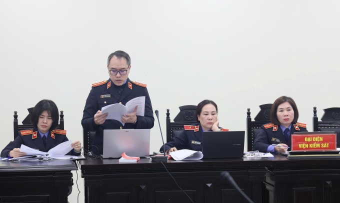 Đại diện VKSND Hà Nội thực hiện quyền công tố tại tòa. Ảnh: Danh Lam