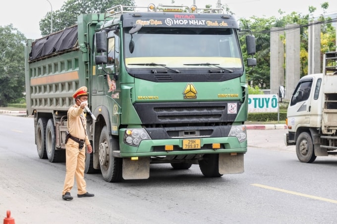 Cảnh sát giao thông dừng một xe có dấu hiệu quả tải trên đường Hồ Chí Minh. Ảnh: Gia Chính