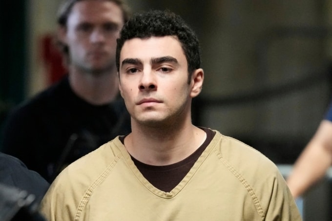 Luigi Mangione bị áp giải đến tòa án ở Manhattan, New York, ngày 16/9/2025. Ảnh: AP