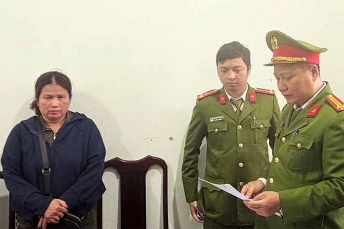 Nghi can Giang (góc phải) nghe cảnh sát đọc lệnh khởi tố. Ảnh: Công an cung cấp