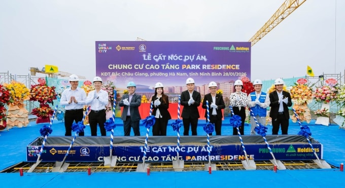Lễ cất nóc tòa P4 - tòa căn hộ Park Residence đầu tiên thuộc Sun Urban City. Ảnh: Ánh Dương