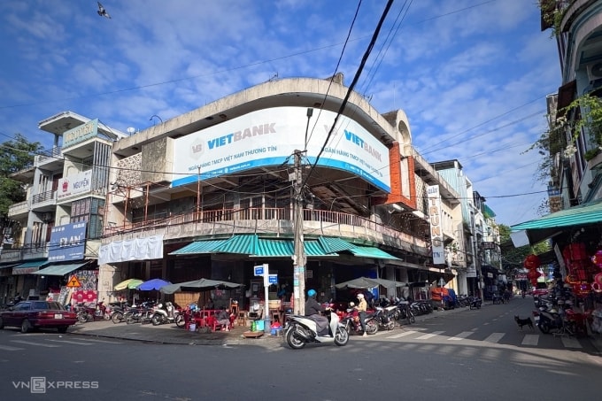 Rạp chiếu phim Hòa Bình bỏ hoang nhiều năm, người dân buôn bán kinh doanh đồ ăn, thức uống phía dưới. Ảnh: Phạm Linh