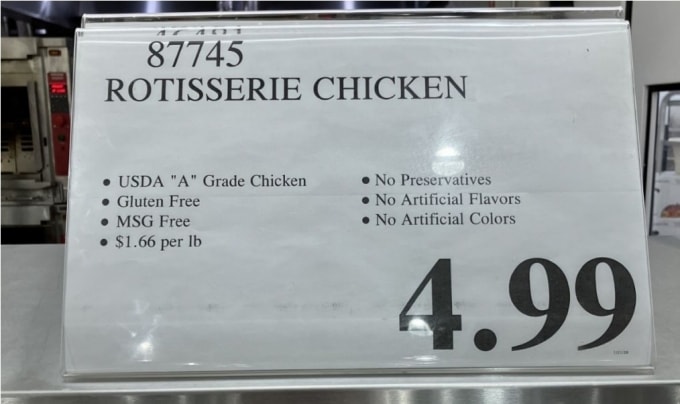 Bảng giá món gà quay 4,99 USD trên kệ hàng của Costco, ghi rõ sản phẩm không chứa chất bảo quản. Ảnh: Classaction.org