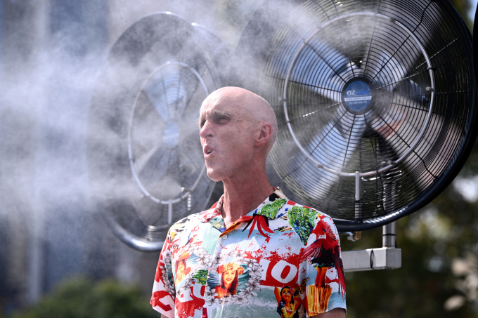 Khán giả giải nhiệt trước quạt hơi nước giữa nắng nóng tại giải Australia Open 2026 ở Melbourne, ngày 27/1. Ảnh: Reuters