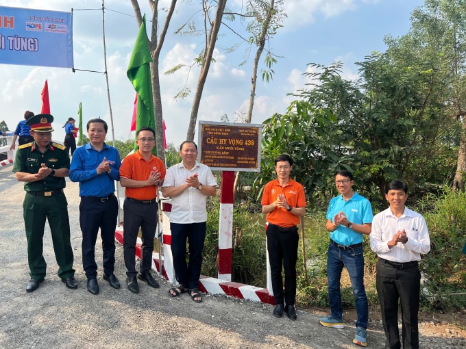 Người dân cùng đại diện Quỹ Hy Vọng, chính quyền địa phương chụp ảnh kỷ niệm tại cầu 386. Ảnh: Nguyễn Khánh