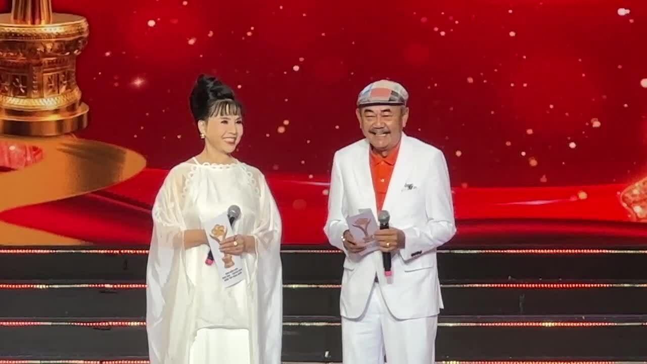 Nghệ sĩ Việt Anh trao giải Mai Vàng, sau đó đèo vợ ra về