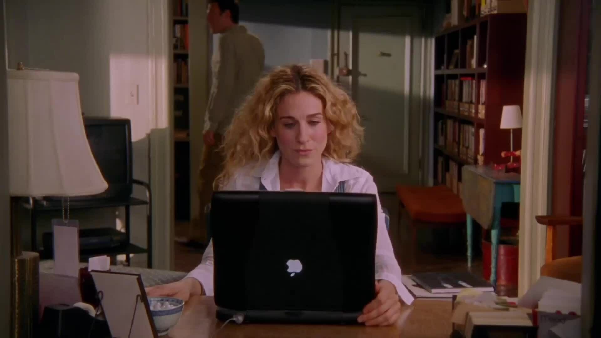 Trích đoạn của Carrie Bradshaws do Sarah Jessica Parker đóng trong 