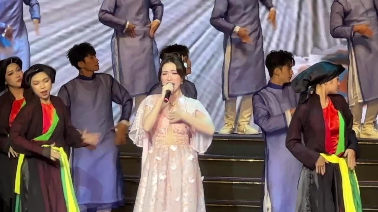Hòa Minzy biểu diễn