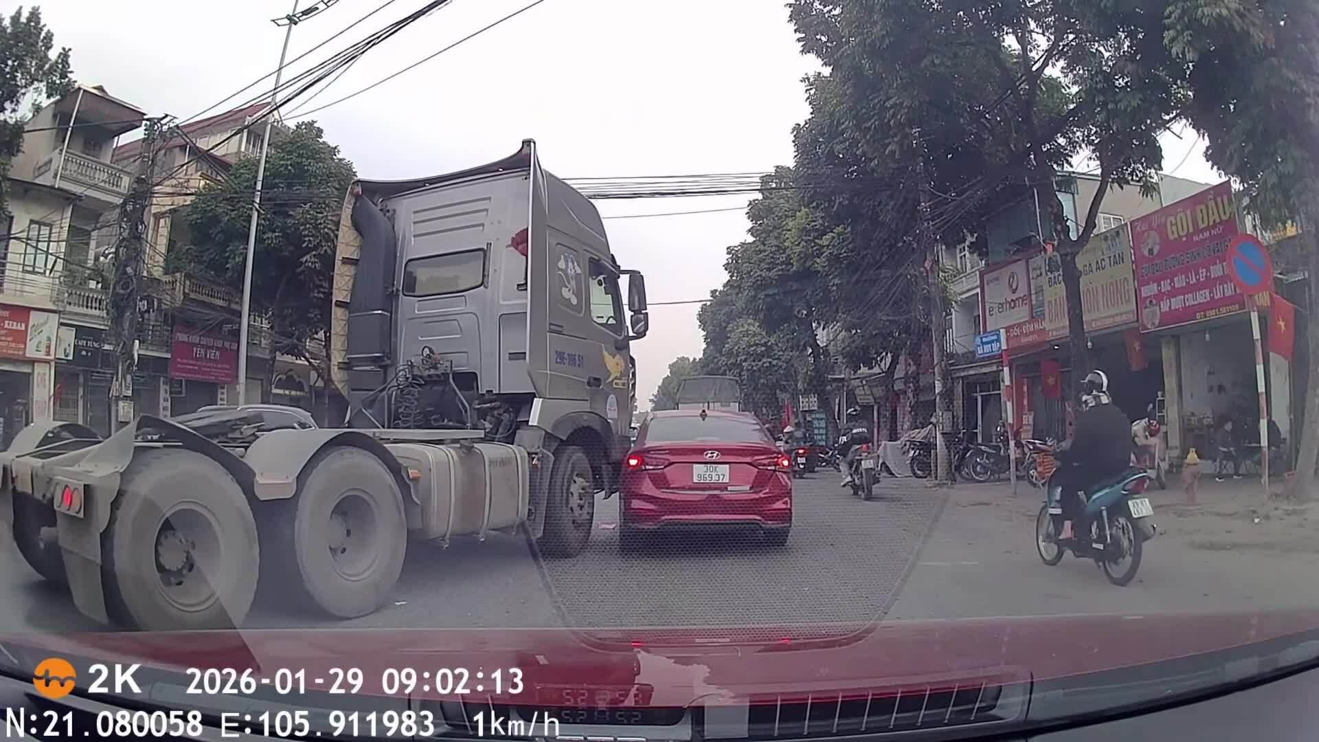 Xe đầu kéo chuyển hướng húc vào xe con