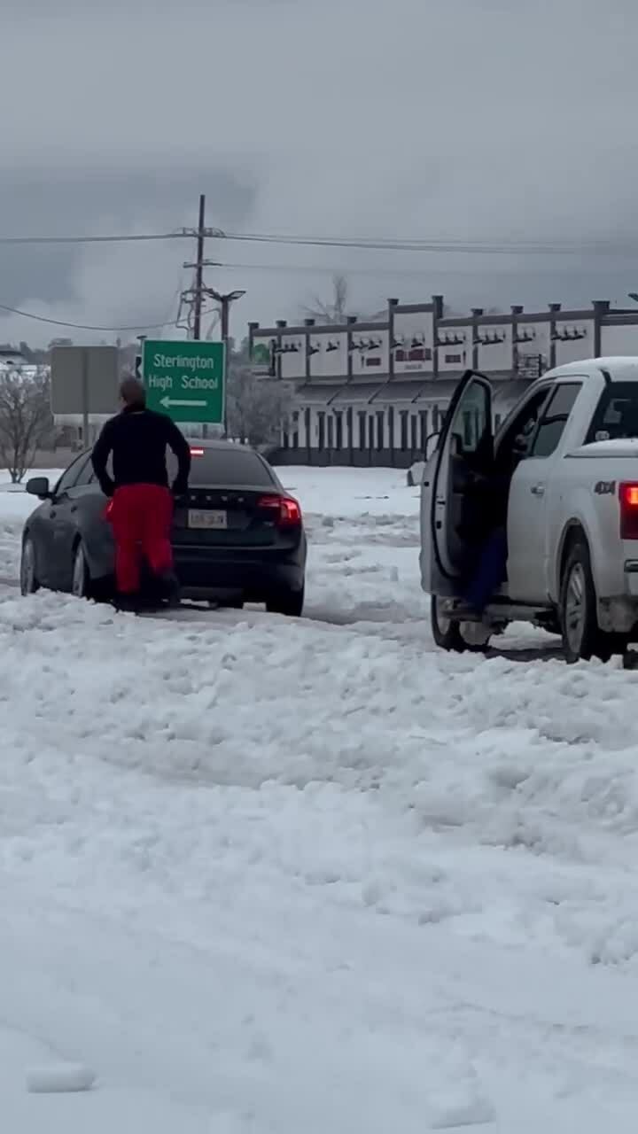 Cảnh sát Mỹ: 'Không phải xe dẫn động 4 bánh, đừng ra đường'