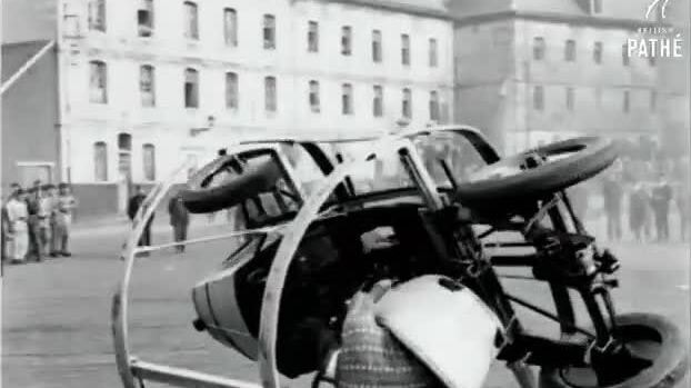 Ôtô với khung chống lật 100 năm trước