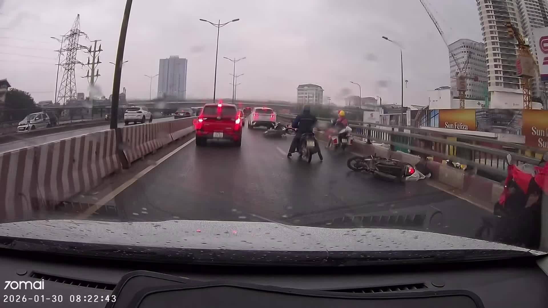 Xe máy ngã liên hoàn trên cầu vượt