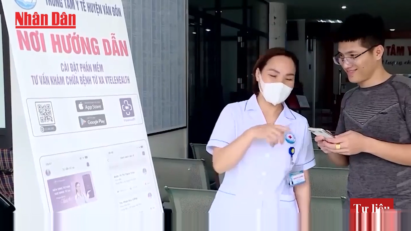 Nhân viên y tế hướng dẫn người dân cài đặt ứng dụng khám chữa bệnh từ xa