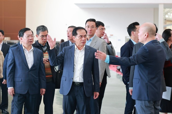 Phó Thủ tướng kiểm tra Hội chợ Mùa Xuân 2026 thúc đẩy kinh tế Việt Nam - Ảnh 1.