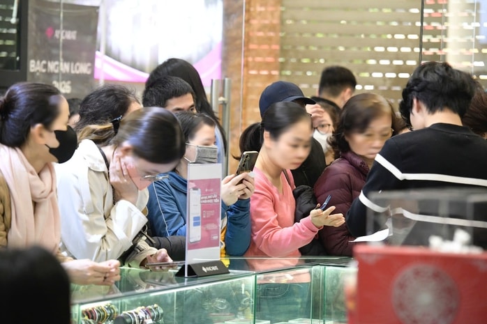 Người dân đổ đi mua bạc, cửa hàng nhanh chóng thông báo hết hàng - Ảnh 1.
