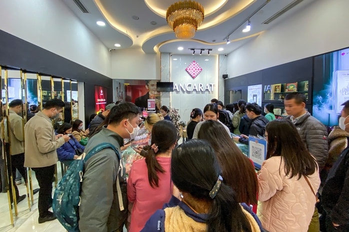 Người dân đổ đi mua bạc, cửa hàng nhanh chóng thông báo hết hàng - Ảnh 3.