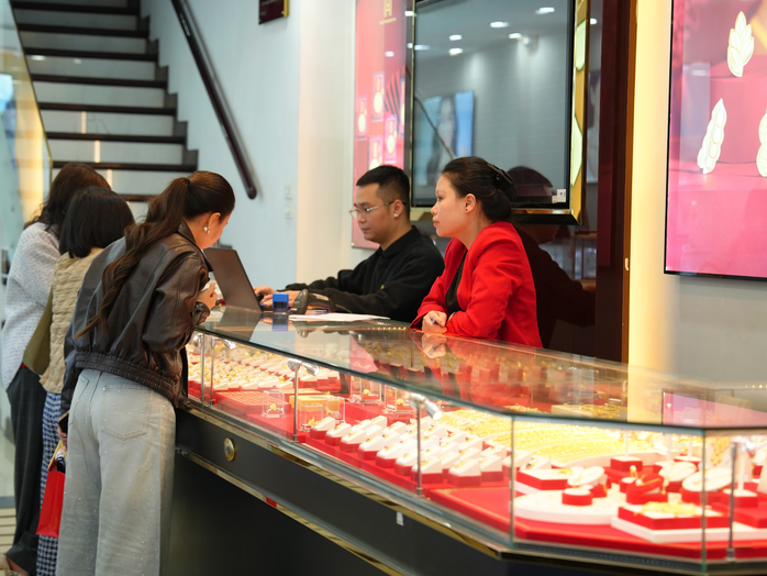 Giá vàng lao dốc không phanh ngày 30 - 1: Tác động đến thị trường tài chính - Ảnh 2. Giá vàng lao dốc không phanh ngày 30 - 1: Tác động đến thị trường tài chính - Ảnh 2.