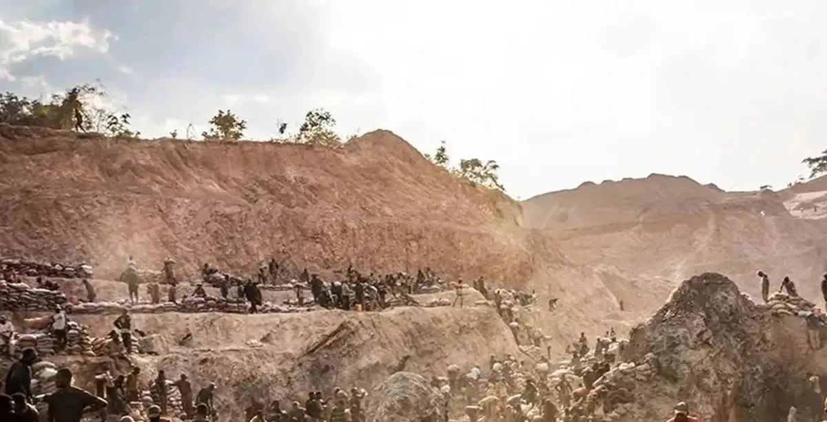 Hiện trường vụ sập cầu xảy ra tại mỏ Kalando ở phía Đông Nam tỉnh Lualaba của Congo ngày 18/11/2025. (Ảnh: AffairAfrica/X)