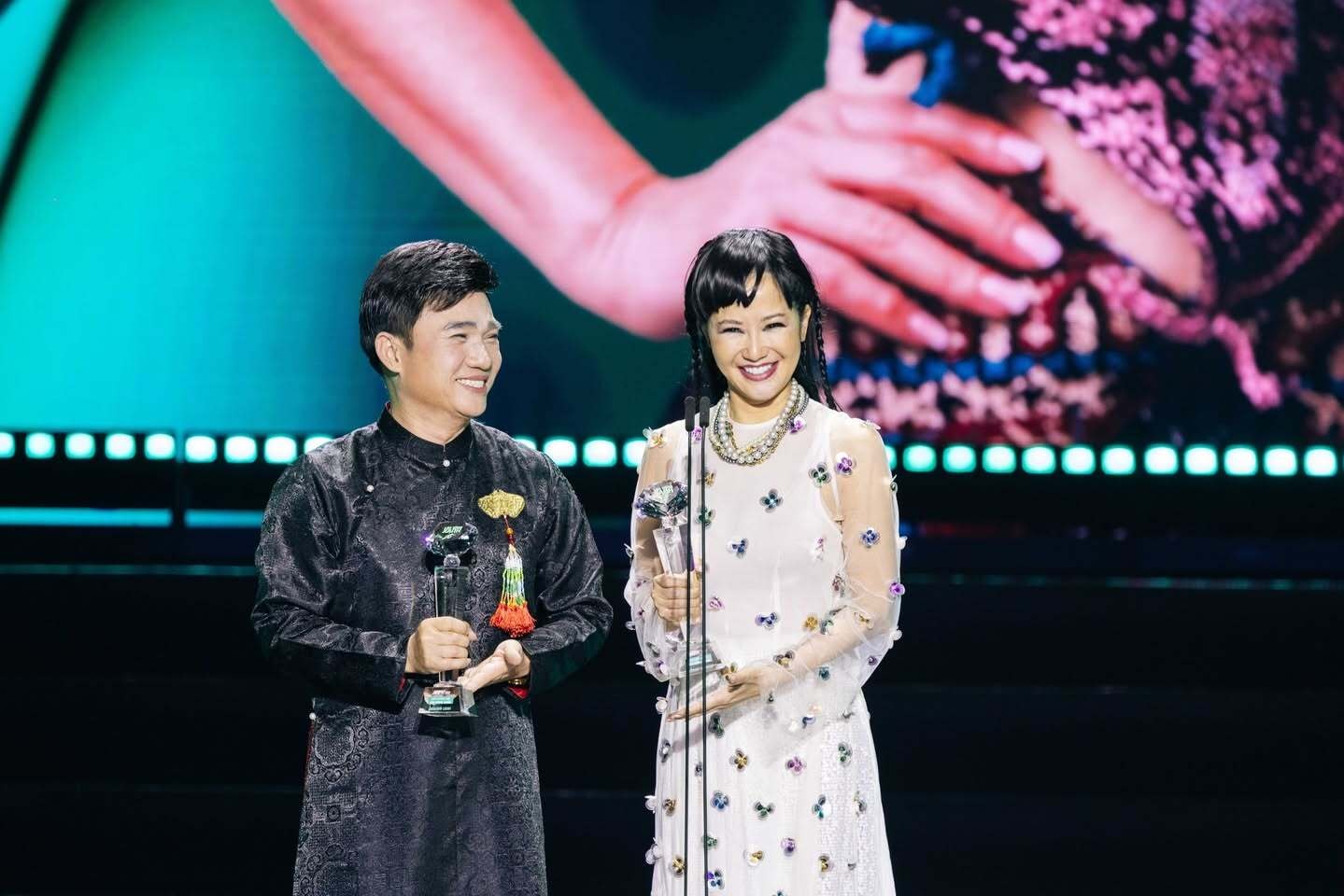 Quang Linh và Hồng Nhung nhận giải 