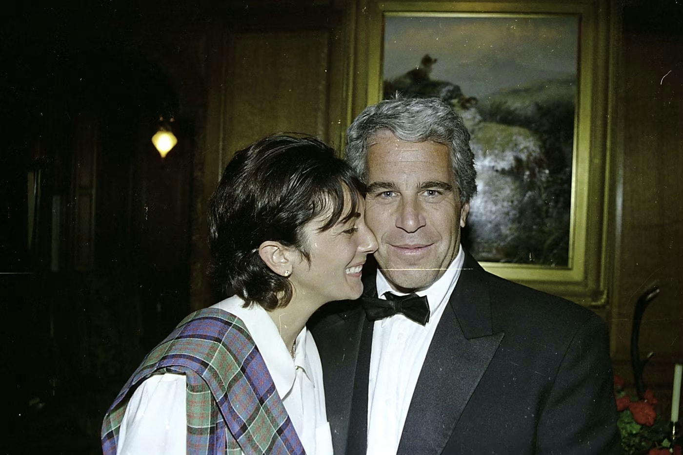 Epstein cùng bạn gái kiêm cộng sự Ghislaine Maxwell. (Ảnh: Văn phòng Công tố Mỹ/ZUMA Press)