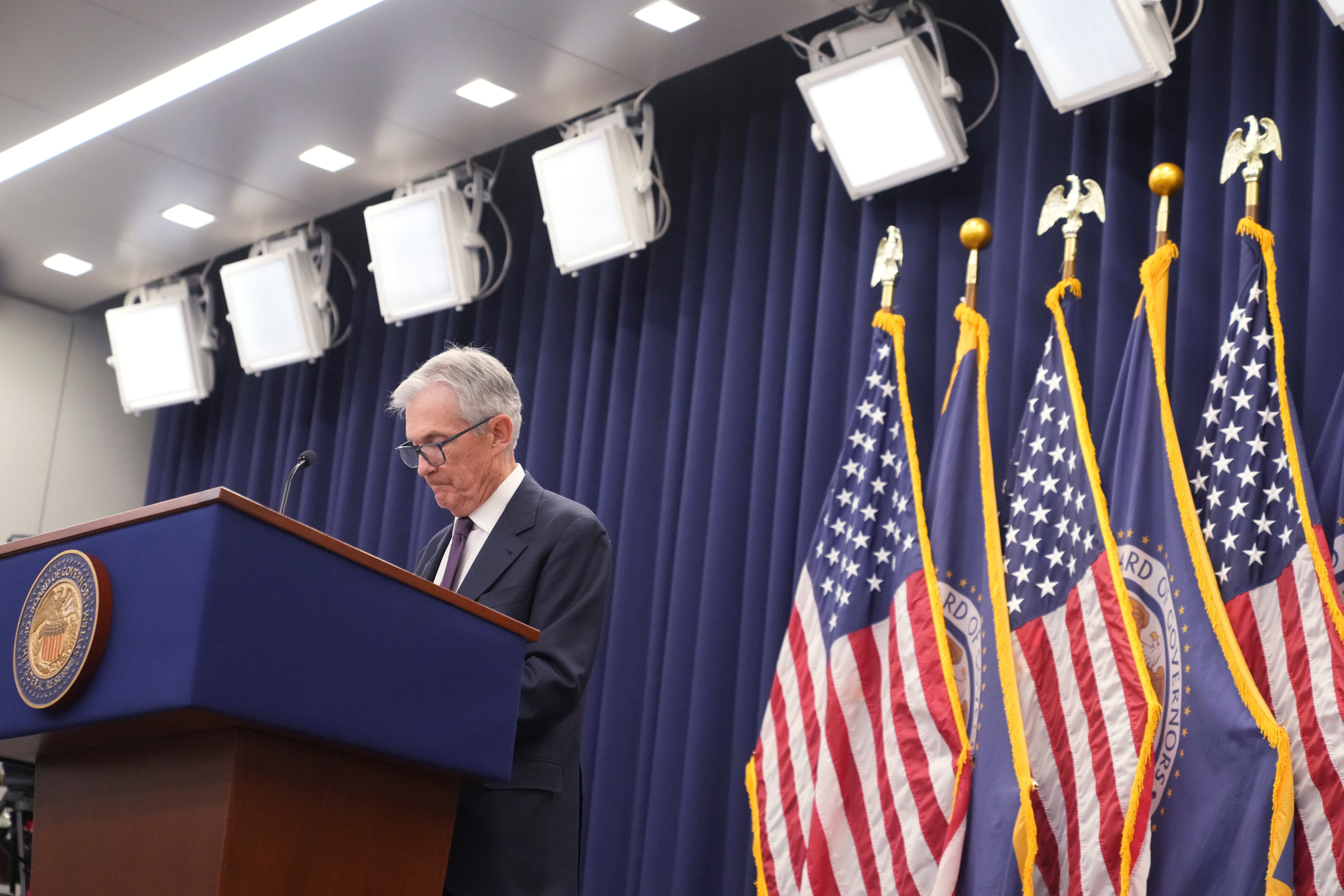 Chủ tịch Cục Dự trữ Liên bang Mỹ Jerome Powell phát biểu tại họp báo sau cuộc họp Ủy ban Thị trường mở Liên bang, ngày 28/1/2026, tại trụ sở Hội đồng Fed ở Washington. (Ảnh: AP/Jacquelyn Martin)