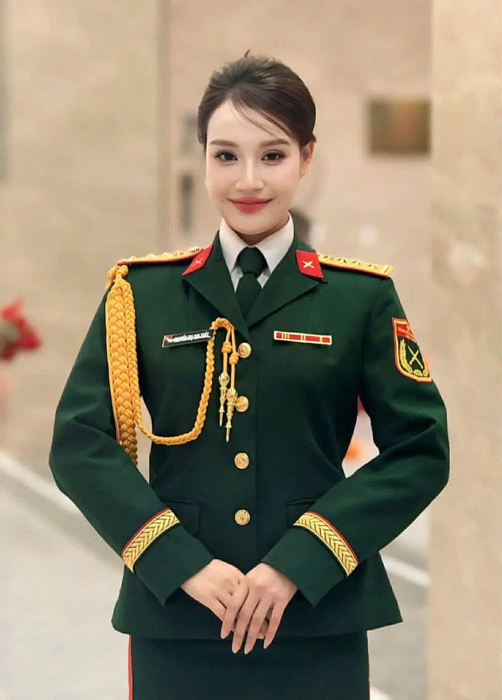 Sao mai Thu Thuỷ mang quân hàm Thượng uý, hiện đang công tác tại Nhà hát Ca múa nhạc quân đội.