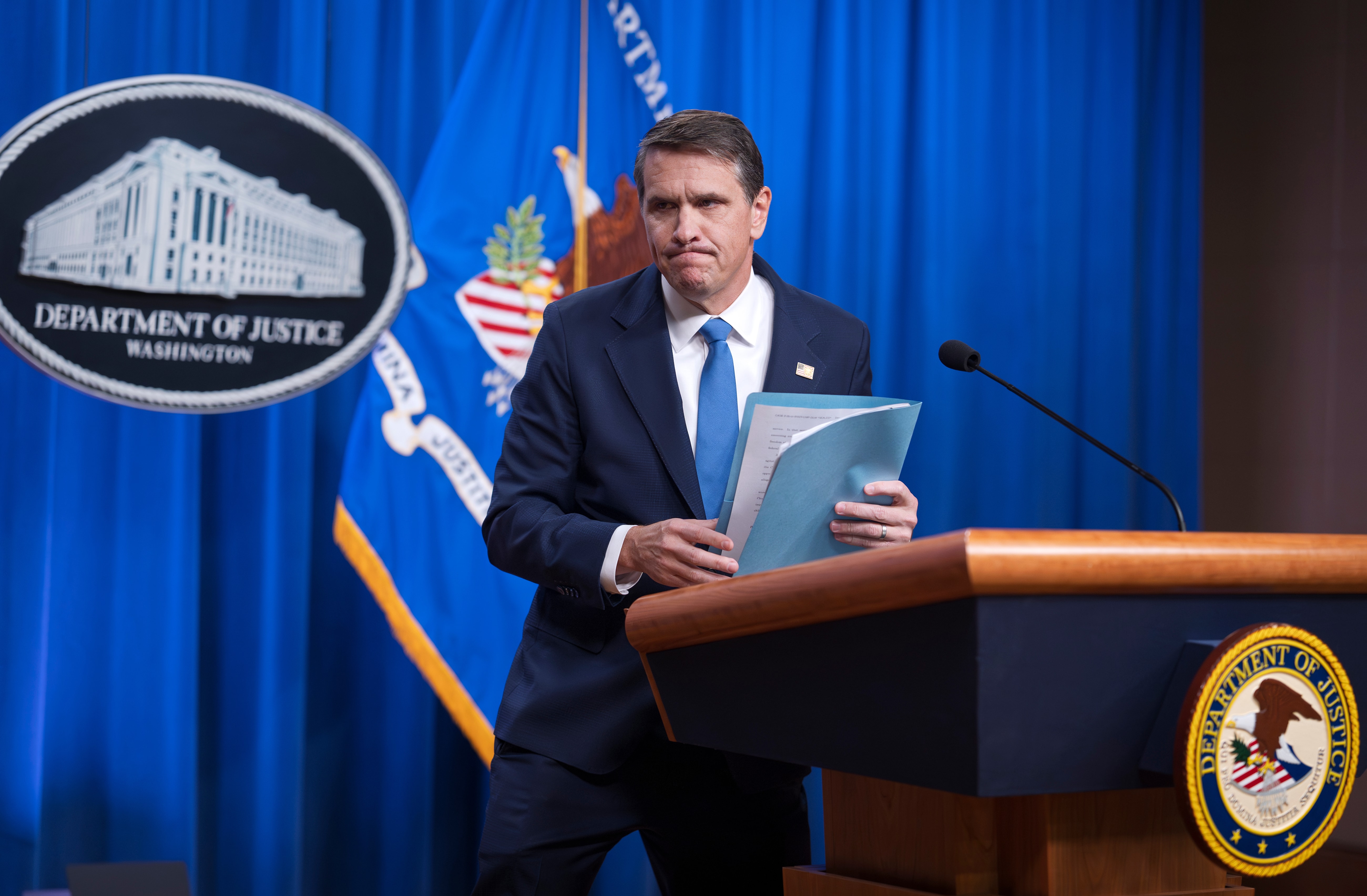 Phó Bộ trưởng Tư pháp Mỹ Todd Blanche trao đổi với báo chí sau khi DOJ thông báo công bố 3 triệu trang tài liệu Jeffrey Epstein, cùng 2.000 video và 180.000 hình ảnh, ngày 30/1/2026. (Ảnh: AP/J. Scott Applewhite)