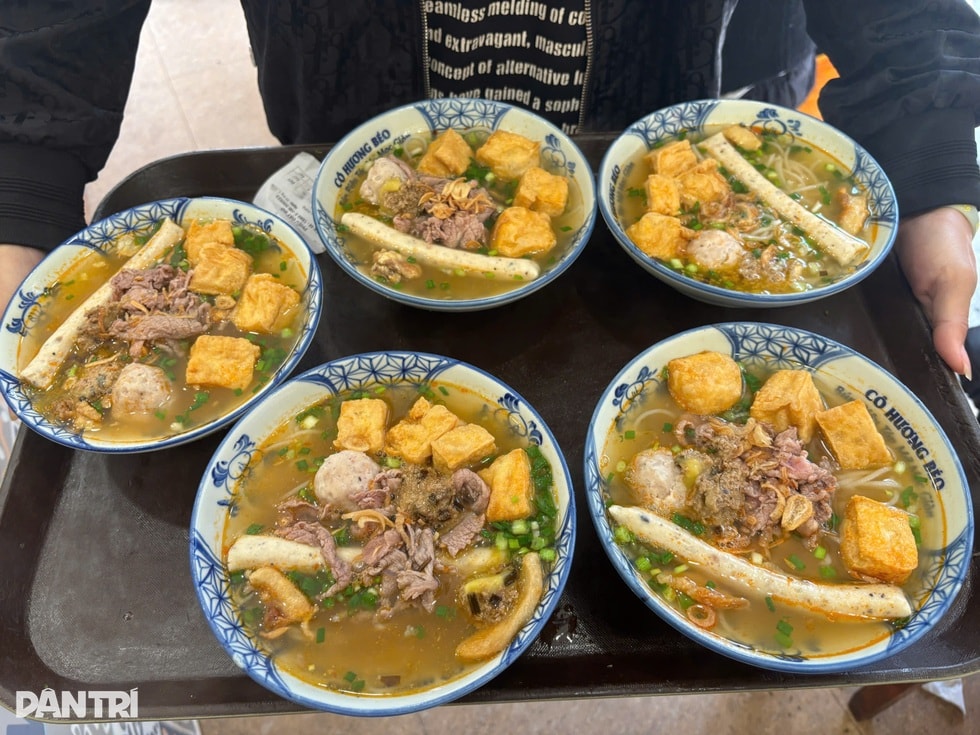 Sau vụ xử phạt, quán bún riêu cô Hương béo ở Hà Nội giảm 20% lượng khách - 3