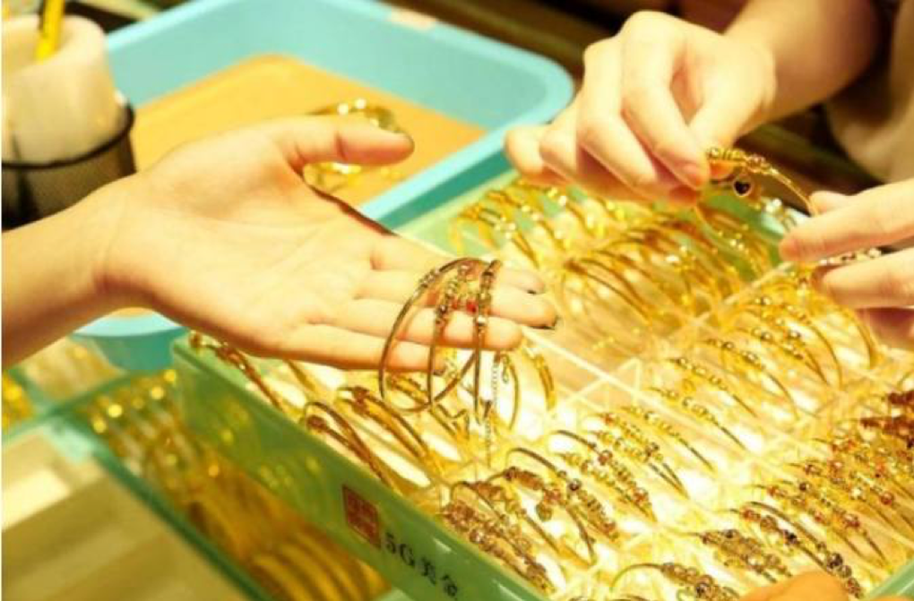 Được nhân tình chiều chuộng một đêm, tôi vội bán 5 chỉ vàng bù đắp - 1