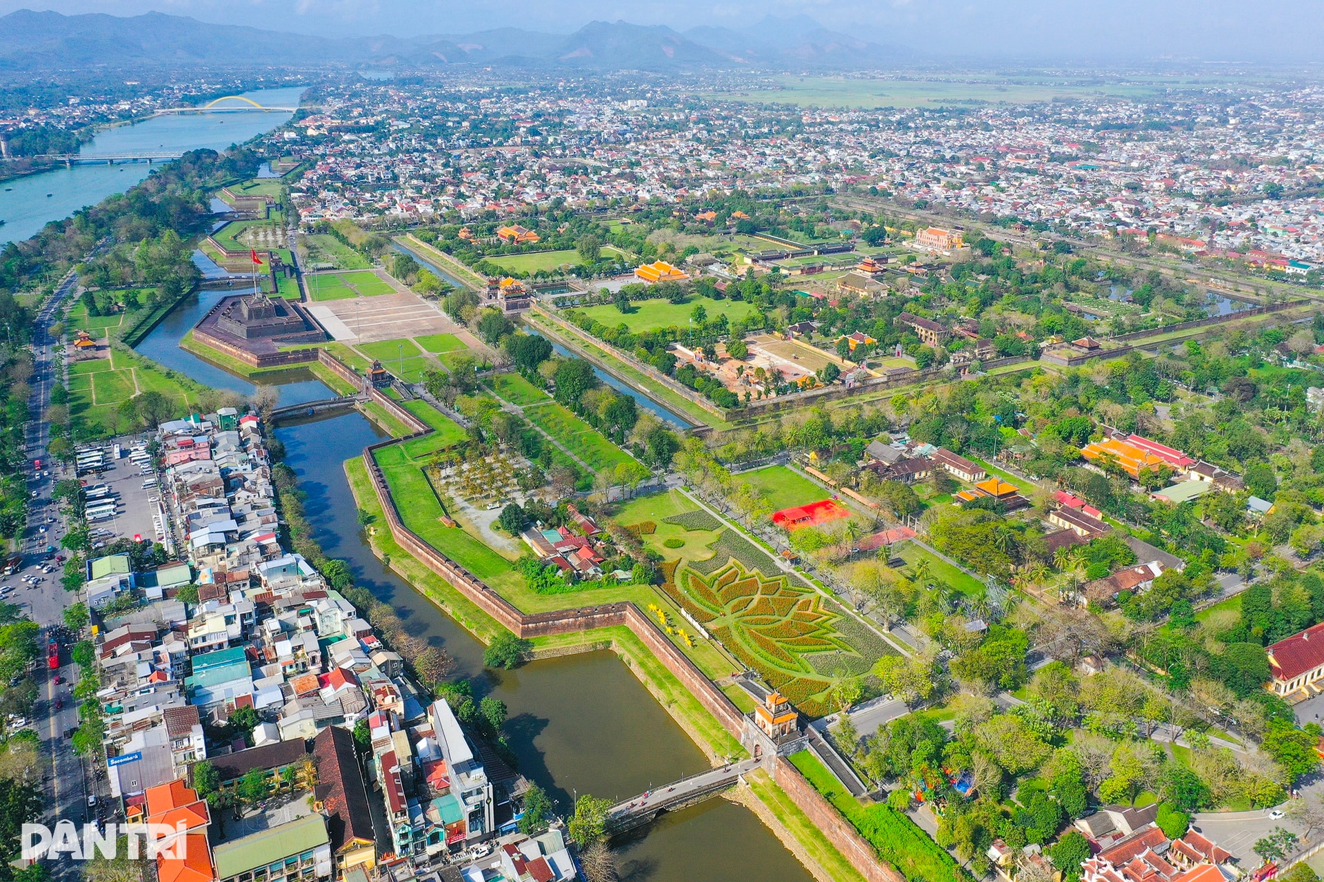 Đóa sen khổng lồ từ 5 vạn chậu hoa ở Kinh thành Huế - 11 Đóa sen khổng lồ từ 5 vạn chậu hoa ở Kinh thành Huế - 11