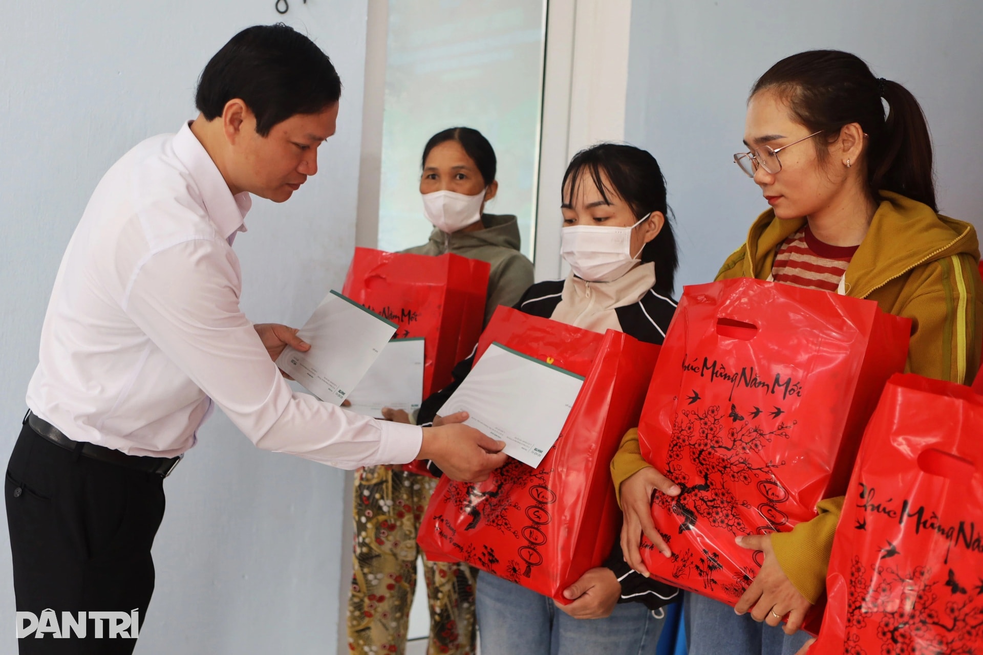 Nhờ quà bạn đọc Dân trí, tôi có thêm tiền mua áo mới cho các cháu đón Tết - 6