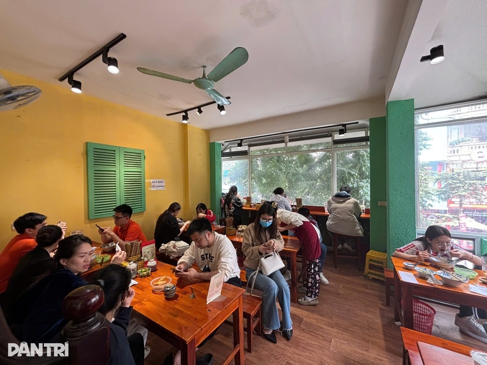 Sau vụ xử phạt, quán bún riêu cô Hương béo ở Hà Nội giảm 20% lượng khách - 4